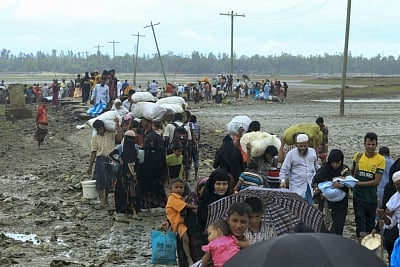 Dakhinpara: Rohingya refugees arrive at Shah Porir Dwip in Dakhinpara ofBangladesh from Rasidong in Myanmar, on Sept 13, 2017. (Photo: bdnews24/IANS)