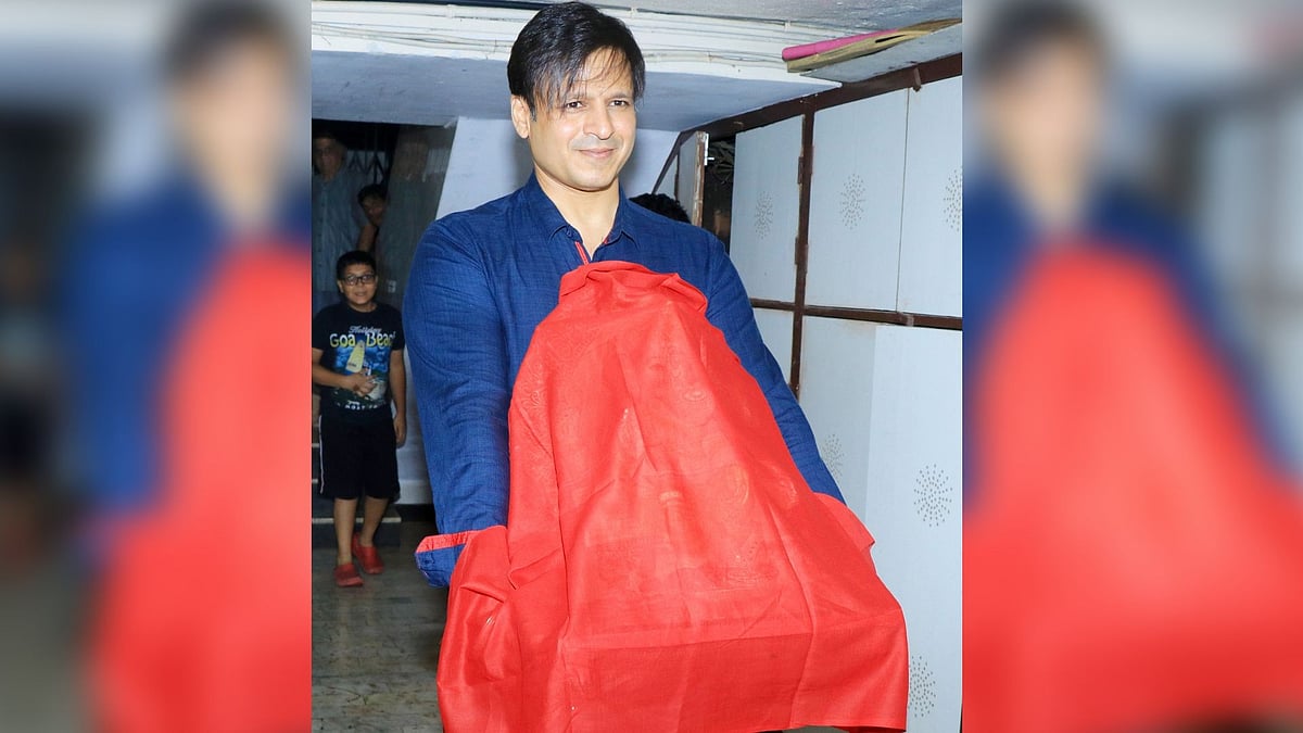 Vivek Oberoi holding a covered Ganpati idol.