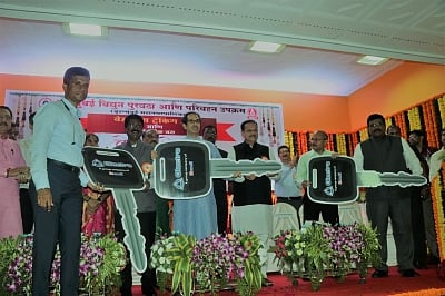 Mumbai: Mumbai Mayor Vishwanath Mahadeshwar and Shiv Sena President Uddhav Thackeray during a programme where Brihanmumbai Electricity Supply and Transport (BEST) ÃƒÂ¢Ã‚Â€Ã‚Â“ MumbaiÃƒÂ¢Ã‚Â€Ã‚Â™s public bus services ÃƒÂ¢Ã‚Â€Ã‚Â“ inducted 10 swank electric buses for the city commuters, in Mumbai on Sep 9, 2019. (Photo: IANS)