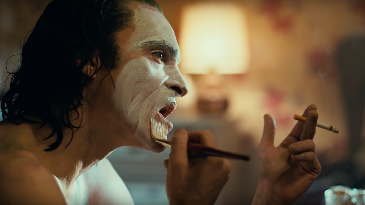 Arthur Fleck puts on his joker makeup