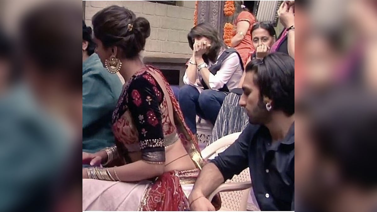 Ranveer Singh and Deepika Padukone on the set of <i>Goliyon Ki Rasleela Ram-Leela</i>.