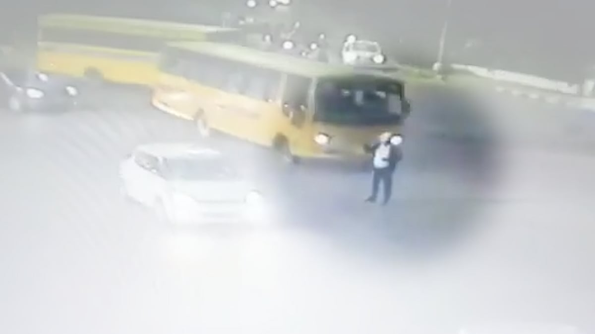 Traffic policeman seen getting hit by a bus in Chandigarh