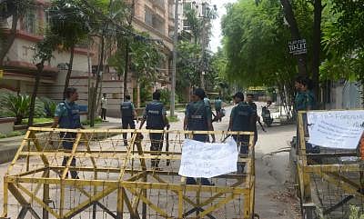 DHAKA, July 10, 2016 (Xinhua) -- Bangladeshi policemen stand guard near the Spanish restaurant where the militant attack took place in Dhaka, Bangladesh, July 10, 2016. After a video where three Bangla-speaking men are seen commending Dhaka