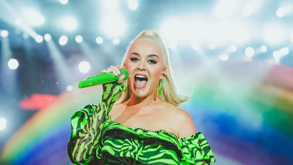 Forget the crowd, it looked like Katy Perry and Dua Lipa enjoyed the most