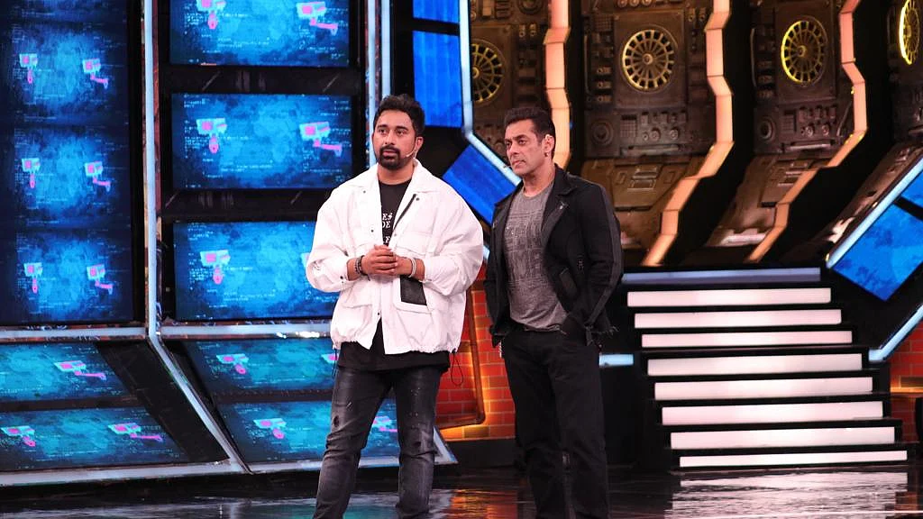 Ranvijay Singh visits the Bigg Boss contestants to give them a special treat.