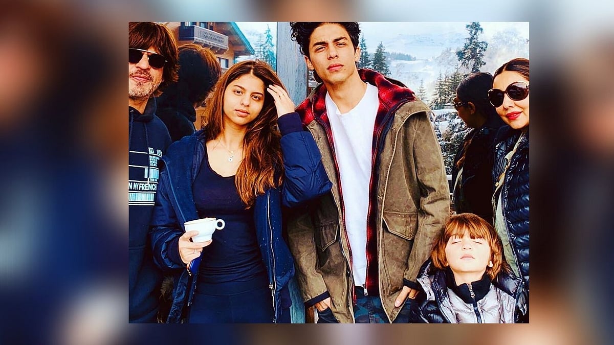Shah Rukh and Gauri Khan with their children.&nbsp;