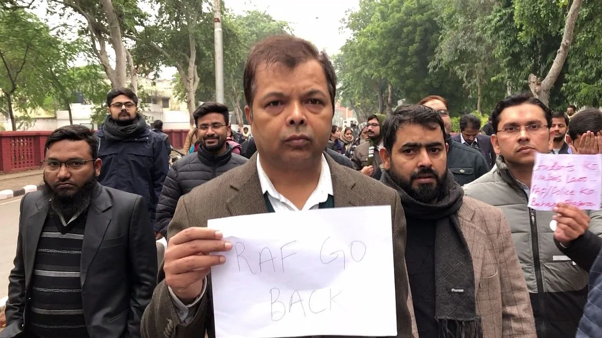 The professors demand that police deployment at the gate of the university be removed immediately.