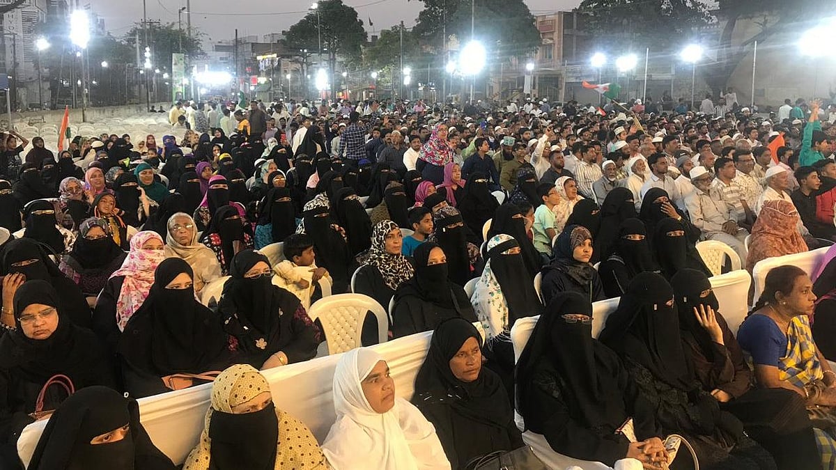Poetry, qawali and satire targetted the government and condemned the police excesses.