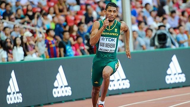 Wayde van Niekerk finished first in a 100m race on grass in a hand-timed 10.20 seconds at an unofficial university meet.