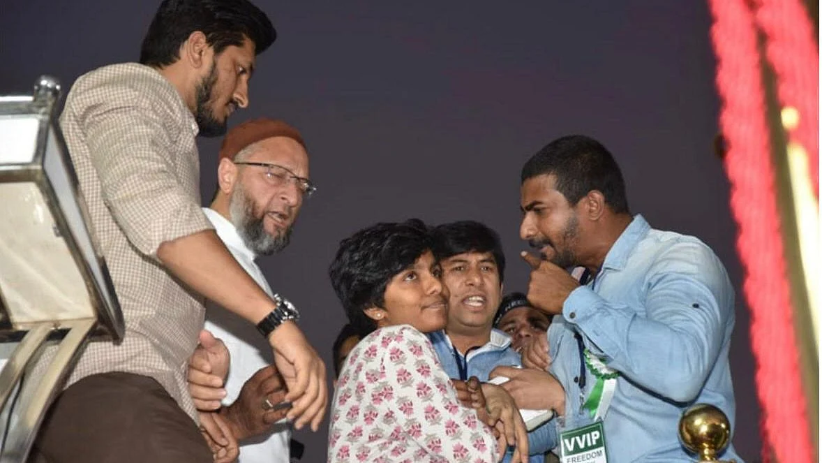 At the event, Amulya Leona went on to the stage and shouted “Hindustan Zindabad and Pakistan Zindabad” a few times. 