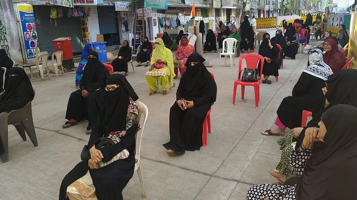 Mumbai Bagh protesters sat with spaced-out seating arrangements.