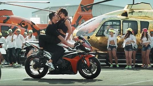 Akshay and Katrina in a still from <i>Sooryavanshi</i>