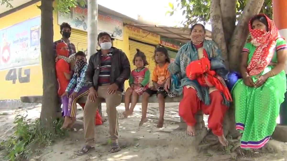 A family of migrant workers en route from Punjab to Uttar Pradesh.