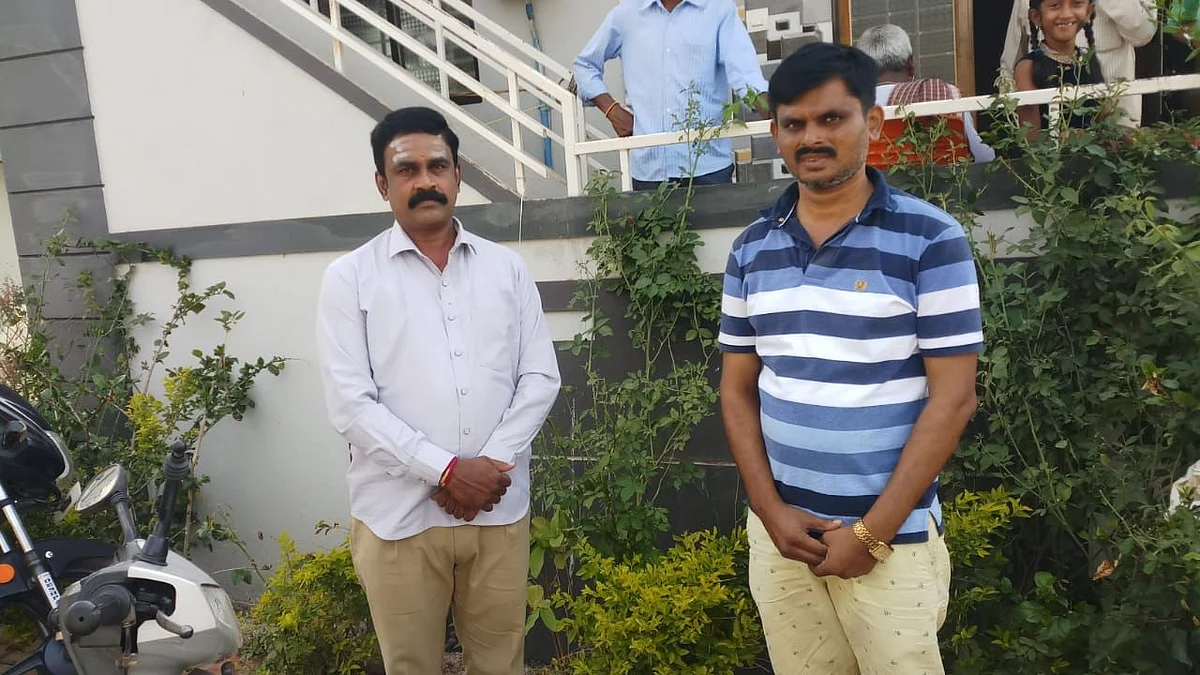 S Kumar Swamy (L) with Umesh, the patient he hand delivered medicines to in Dharwad.