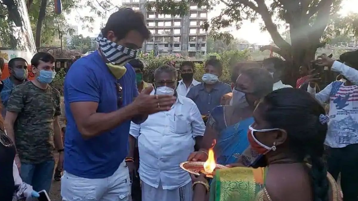 Sonu Sood at it again, sends 200 Idli vendors stuck in Mumbai home.