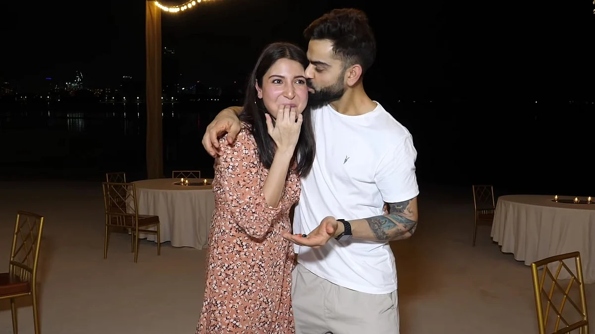 Anushka Sharma and Virat Kohli cut a cake with Virat’s RCB team-mates to celebrate their baby announcement.