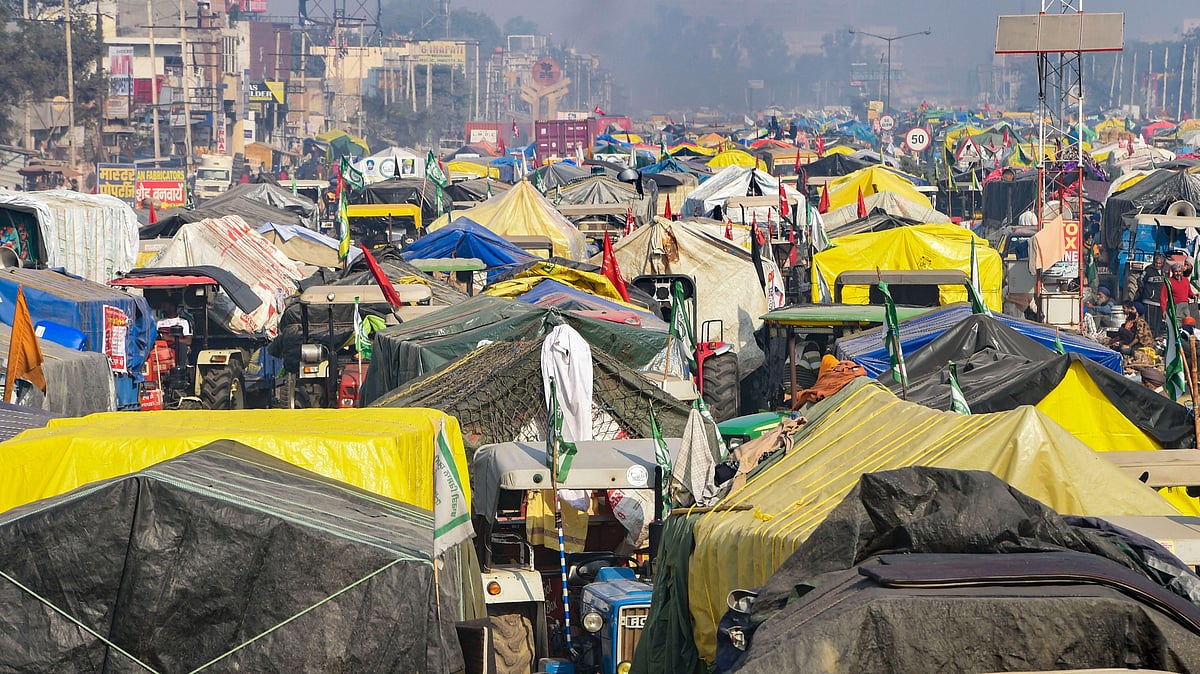  Farmers gathered at the Kundli border during their ongoing Delhi Chalo protest against Centres new farm laws, in New Delhi