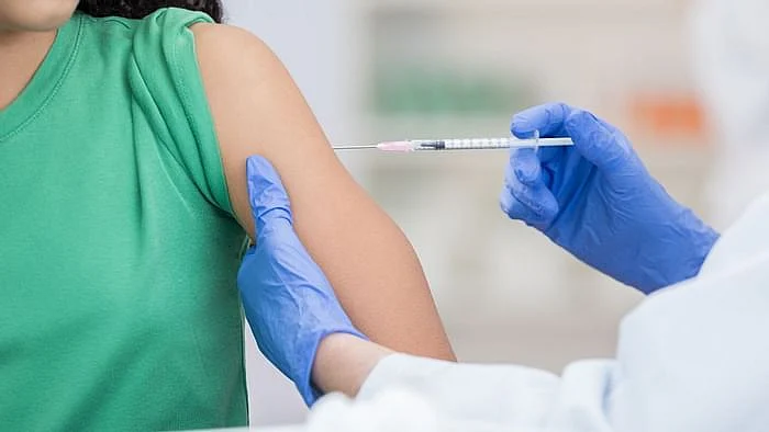 Herd immunity helps break the cycle of transmission in contagious infections. 