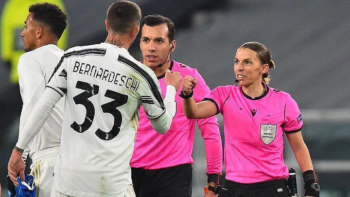 Referee Stephanie Frappart during the Juventus-Dynamo Kyiv game. 