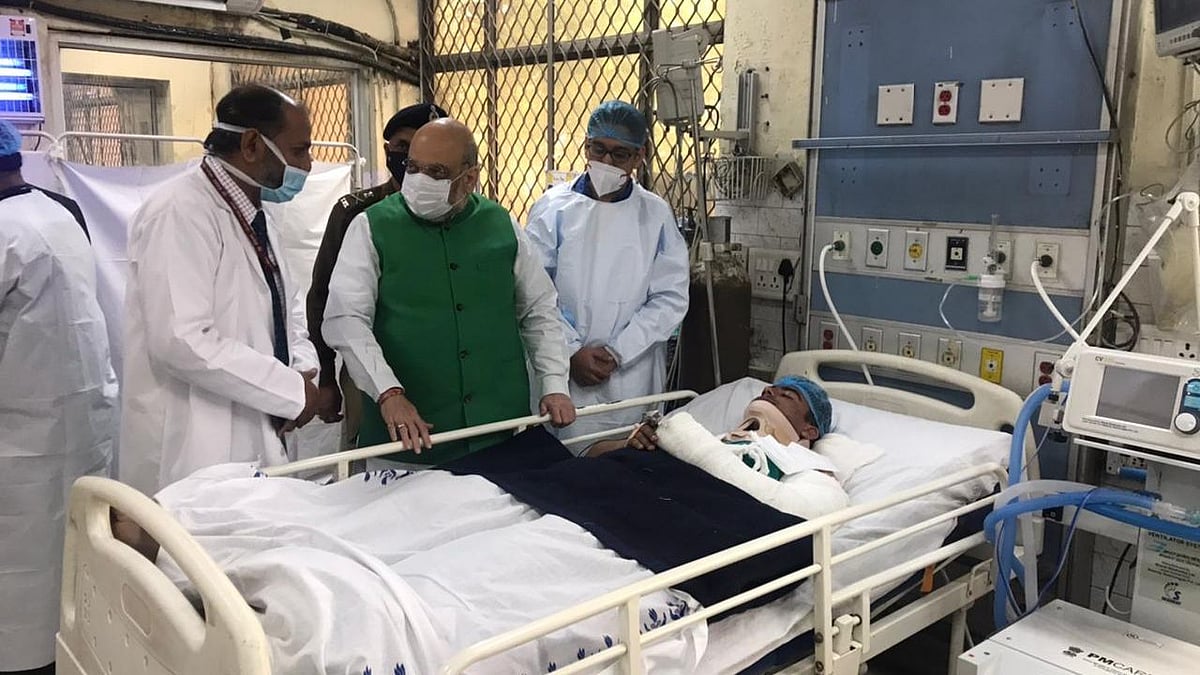 Shah met the injured policemen at the Sushruta Trauma Centre in Civil Lines and the Tirath Ram Shah Hospital.