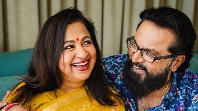 <div class="paragraphs"><p>R. Sarathkumar and wife Radikaa</p></div>
