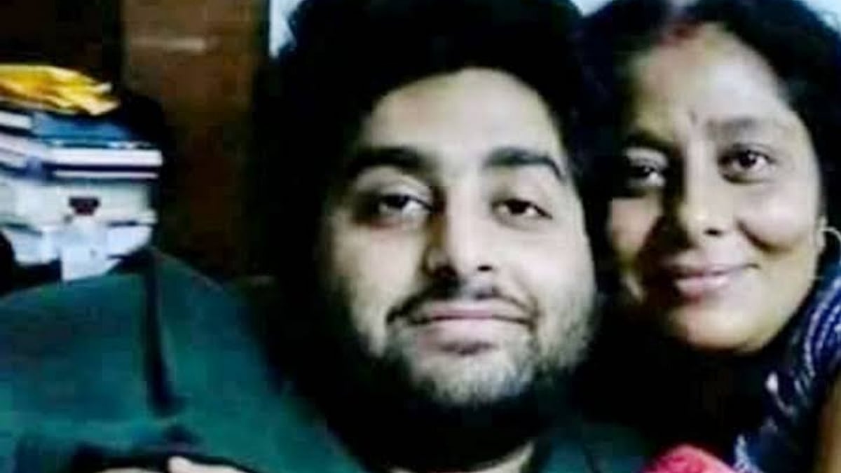 <div class="paragraphs"><p>Singer Arijit Singh with his mother</p></div>