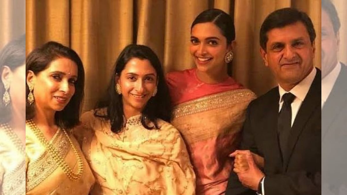 <div class="paragraphs"><p>Actor Deepika Padukone with father Prakash Padukone, mother Ujjala, and sister Anisha</p></div>