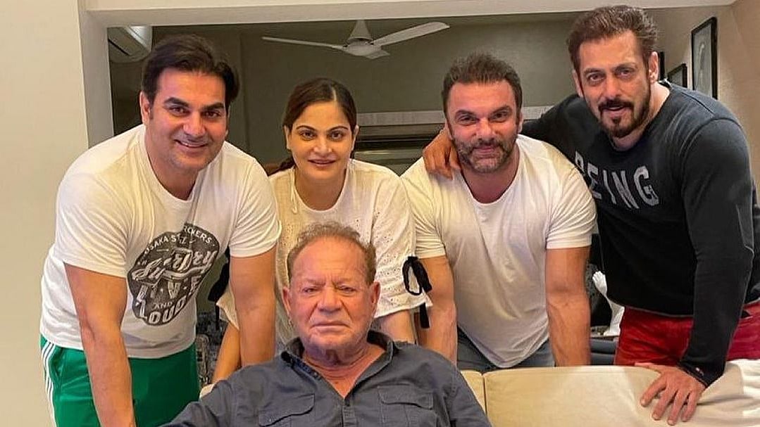 <div class="paragraphs"><p>Salman Khan with father Salim Khan, siblings Arbaaz Khan, Alvira Agnihotri, and Sohail Khan </p></div>