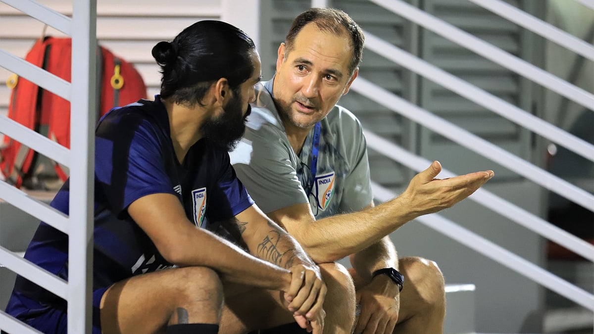 India head coach Igor Stimac and Sandesh Jhingan in conversation during training.&nbsp;