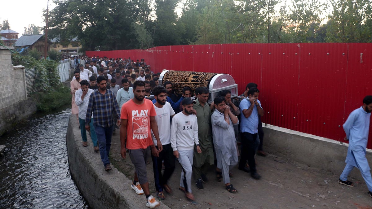 <div class="paragraphs"><p>Hundreds gathered for slain BJP leader&nbsp;Javed Ahmad Dar's funeral in Kulgam.</p></div>