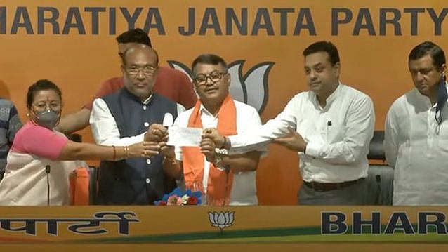 <div class="paragraphs"><p>Former Manipur Congress president Govindas Konthoujam joins BJP.</p></div>