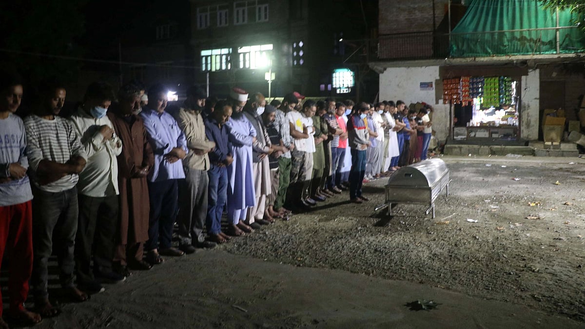 <div class="paragraphs"><p>Lieutenant Governor of J&amp;K Manoj Sinha strongly condemned the killing of Ghulam Rasool Dar and his wife in Anantnag.&nbsp;</p></div>