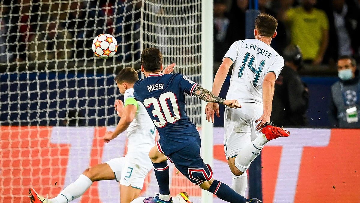 <div class="paragraphs"><p>Lionel Messi scores against Man City in the Champions League</p></div>