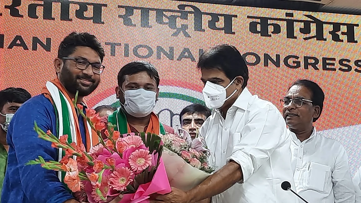 <div class="paragraphs"><p>The Congress has secured two high-profile connections in former Jawaharlal Nehru University Students' Union (JNUSU) President <a href="https://www.thequint.com/news/webqoof/kanhaiya-kumars-converted-to-islam-video-fact-check">Kanhaiya Kumar</a> who was till now with the Communist Party of India (CPI), and <a href="https://www.thequint.com/news/politics/jignesh-mevani-detained-in-ahmedabad-ahead-of-protest-over-hathras">Jignesh Mevani</a>, who is an Independent MLA from Gujarat's Vadgam.</p><p><br></p></div>