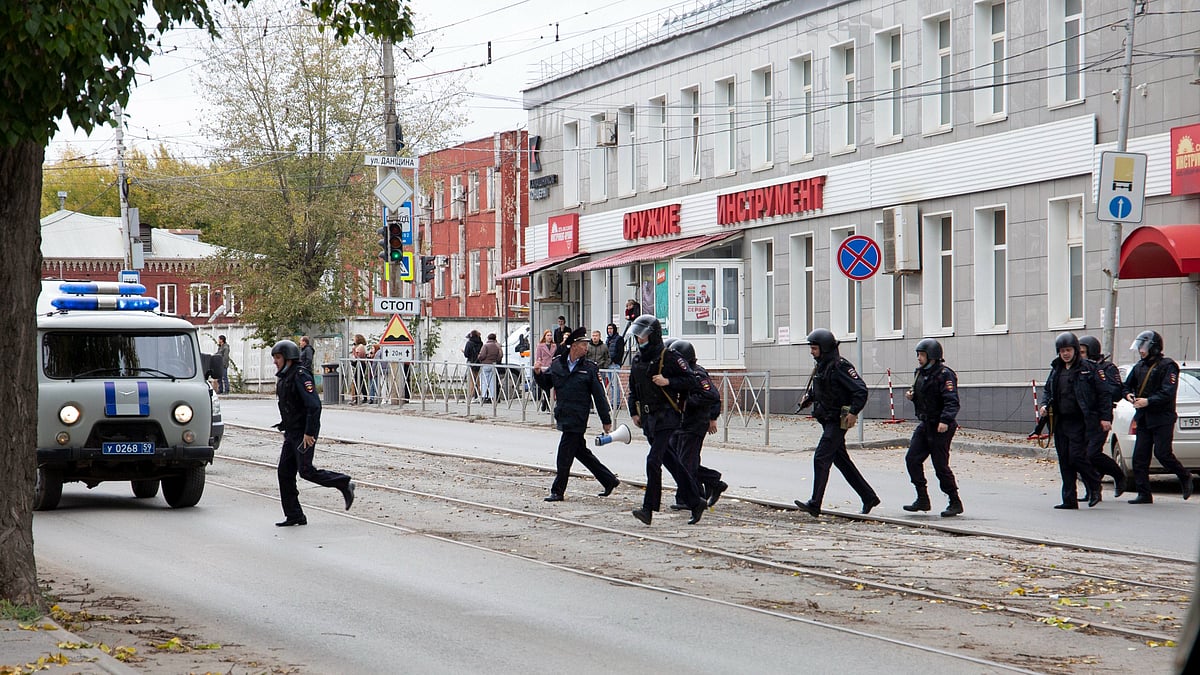 <div class="paragraphs"><p>Perm: Police officers run to the Perm State University in Perm, about 1,100 kilometers (700 miles) east of Moscow, Russia, Monday.</p></div>