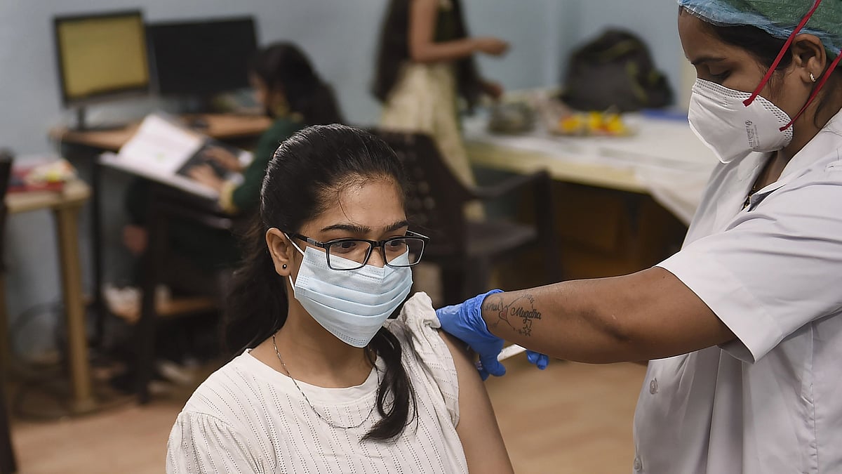 <div class="paragraphs"><p>A health worker administers a dose of COVID-19 vaccine to a beneficiary on Thursday, 21 October. (Picture used for representation only)</p></div>