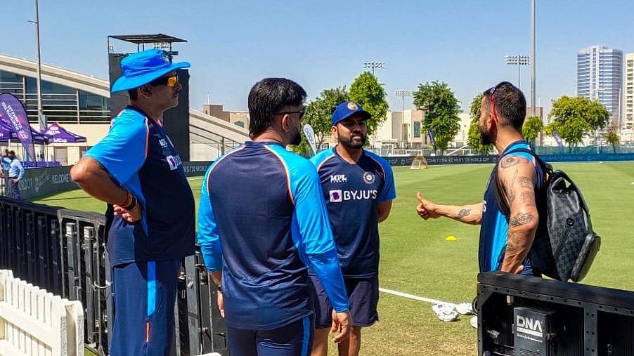 <div class="paragraphs"><p>Rohit Sharma, Ravi Shastri, MS Dhoni and Virat Kohli in conversation during the 2021 T20 World Cup</p></div>