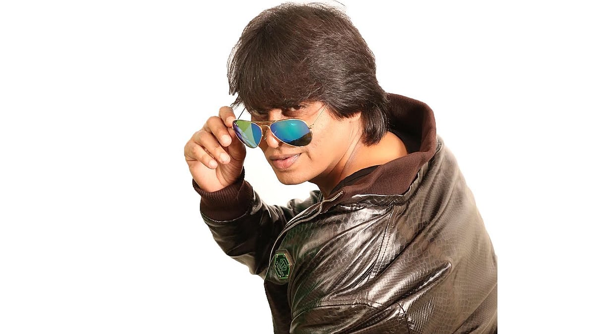 <div class="paragraphs"><p>Here's what SRK's lookalike Raju has to tell King Khan on his birthday.</p></div>