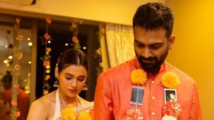 <div class="paragraphs"><p>Playback singer Shalmali Kholgade and Farhan Shaikh at their wedding.</p></div>