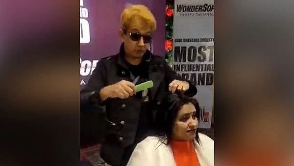 <div class="paragraphs"><p>Hair stylist Jawed Habib apologises after spitting on a woman's hair.</p></div>