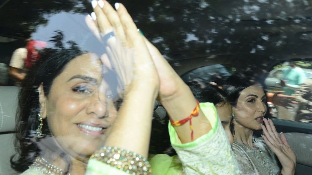 <div class="paragraphs"><p>Neetu Kapoor with daughter Riddhima &amp; granddaughter clicked outside Ranbir's house.</p></div>