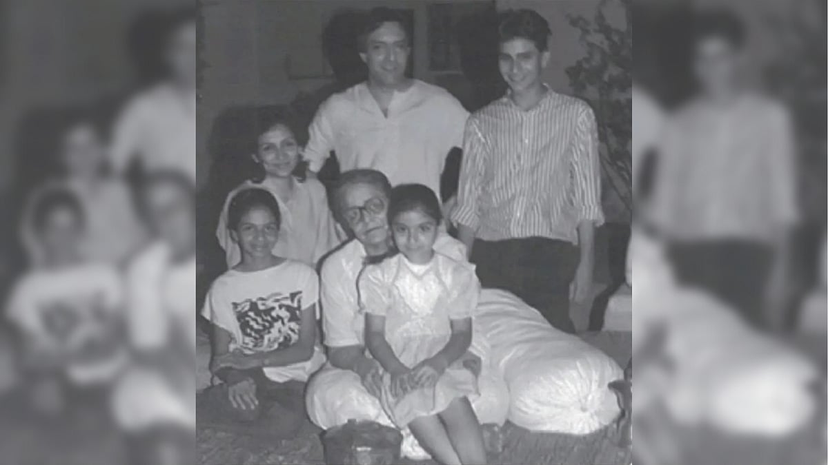 <div class="paragraphs"><p>Saif Ali Khan with Sajida Sultan, Sharmila Tagore, and Mansoor Ali Khan Pataudi.</p></div>