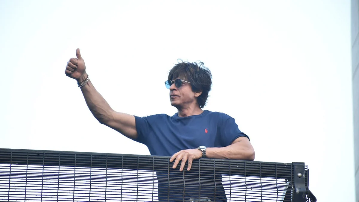 <div class="paragraphs"><p>Shah Rukh Khan greets cheering fans outside Mannat.</p></div>