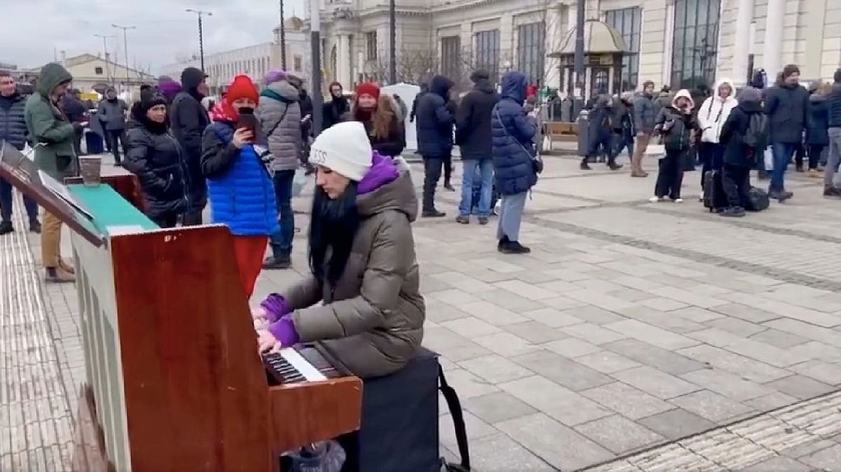 <div class="paragraphs"><p>War-torn Ukraine throng a railway station in Lviv to flee has gone viral on social media.</p></div>