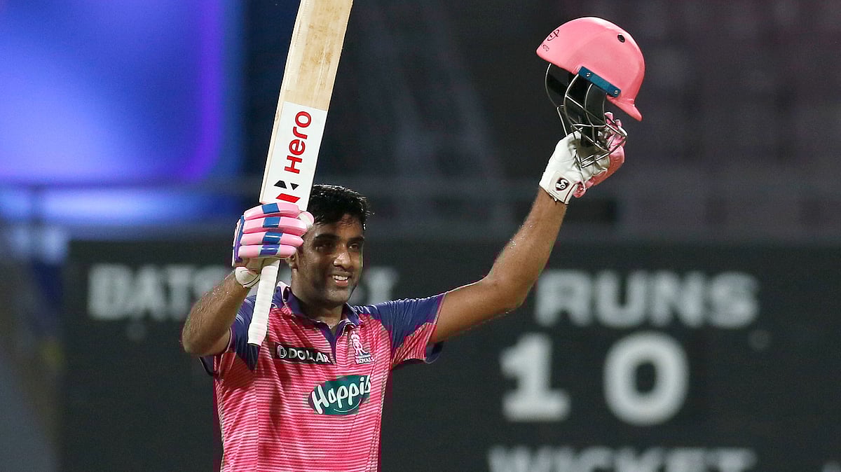 <div class="paragraphs"><p>R Ashwin celebrates his fity</p></div>