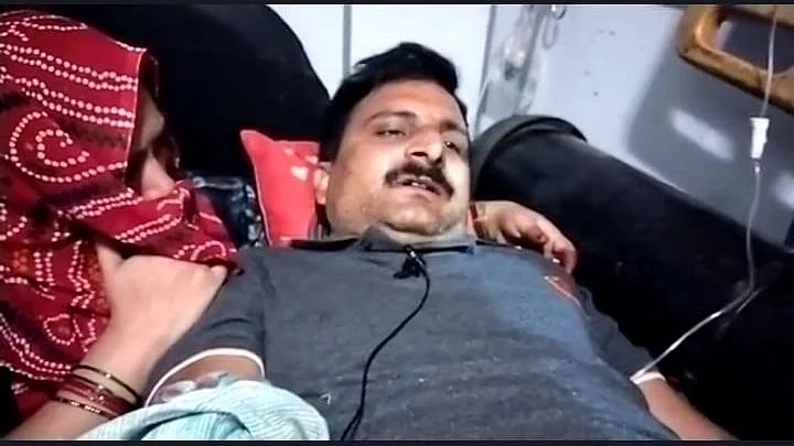 <div class="paragraphs"><p>Both the injured, identified as Shyam Sundar Pandey and Vijay Shankar Pandey, have sustained bullet injuries.</p></div>
