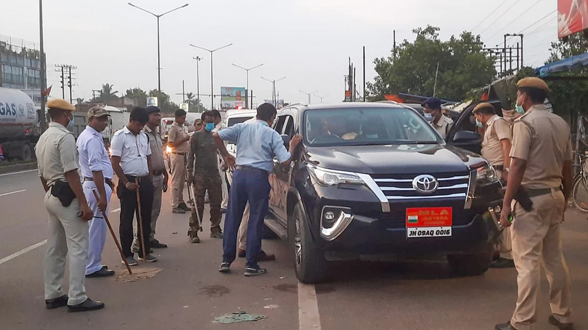 <div class="paragraphs"><p>Security personnel searching a Congress MLA's car in Ranchi.</p></div>