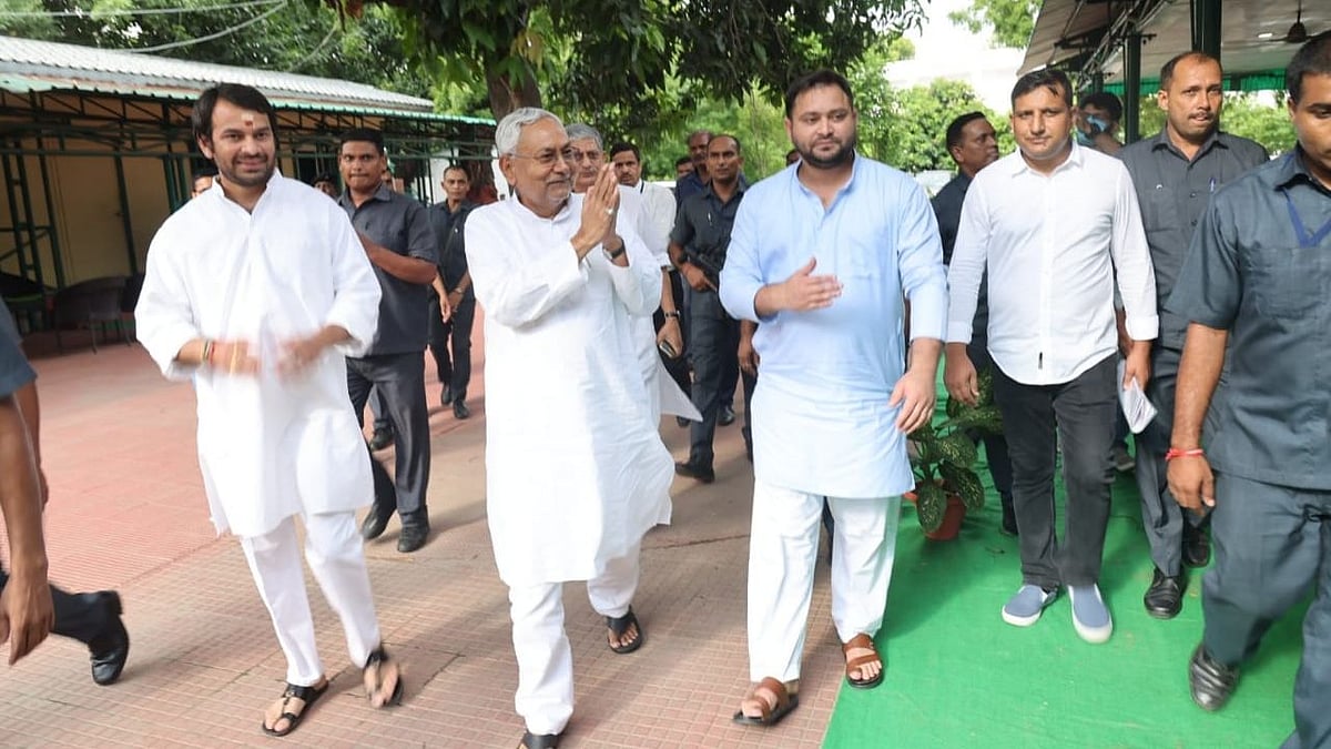 <div class="paragraphs"><p>RJD leaders Tejashwi Yadav and Tej Pratap Yadav with Nitish Kumar at their residence.</p></div>