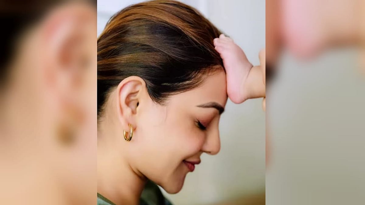 <div class="paragraphs"><p>Kajal Aggarwal recreated the epic Baahubali-Kattappa moment with son Neil.</p></div>
