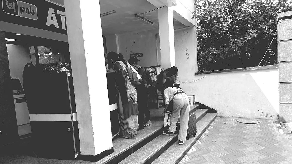 <div class="paragraphs"><p>Girl students on the campus staged a protest late on Saturday, 17 September, after <a href="https://www.thequint.com/neon/gender/lakhimpur-kheri-family-of-dalit-girls-hold-on-to-slippers-sewing-machines">videos of approximately 60 girls</a> in the hostel bathroom were allegedly leaked on the internet.</p></div>